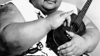 Pada pukul 3 pagi suatu malam tahun 1988, penyanyi Hawaii Kamakawiwoole menelepon studio lokal dan mengatakan perlu segera merekam sebuah lagu. Dia sampai memohon kepada teknisi studio untuk bisa masuk. Dalam satu kali take, Kamakawiwoole merekam lagu legendaris Somewhere Over the Rainbow yang terkenal ke seluruh dunia. Foto: Boredpanda