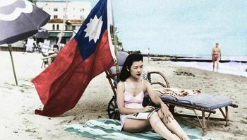 Ruth Lee, seorang pemilik restoran China di Miami, AS harus mengibarkan bendera Taiwan agar dia tidak dikira orang Jepang saat dia berjemur di hari liburnya di Pantai Miam, 15 Desember 1941. Saat itu Amerika sudah mulai berperang dengan Jepang dalam Perang Dunia II. Foto: Boredpanda