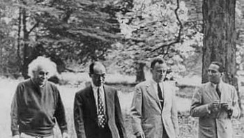 Momen bersejarah empat fisikawan berjalan-jalan bersama: Albert Einstein, Hideki Yukawa, John Wheeler, dan Homi Bhabha tahun 1954. Foto: Boredpanda