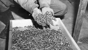 Kumpulan cincin kawin yang dicopot dari korban Holocaust sebelum mereka dieksekusi tahun 1945. Foto: Boredpanda