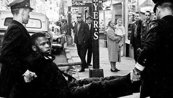 Foto John Lewis ditangkap di Tennessee pada tahun 1961 karena mengorganisir dan berpartisipasi dalam demonstrasi hak-hak sipil untuk warga kulit hitam di AS. Foto: Boredpanda