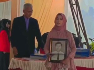 Momen Haru Korban Tewas Ledakan Petasan Balon Udara Ponorogo Ikut Wisuda