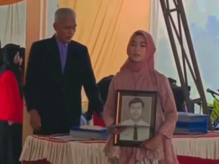 Foto korban ledakan petasan balon udara ikut wisuda SMPN 1 Balong