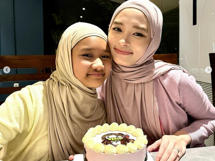 Gaya Inara Rusli saat merayakan ulang tahun anaknya.