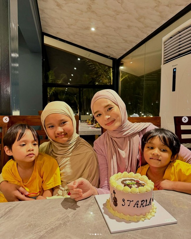 Berfoto di depan kue ulang tahun, Inara mengungkapkan Starla Rhea Idola Virgoun kini merayakan ulang tahun ke-9. 9 tahun sudah Allah mengizinkan km menghirup udara bumiNya, Barakallah fii umrik, berkah selalu sisa usiamu, Starla Rhea Idola ku 🤲🏻Mommy loves you forever 🤗 @starlaidola, tulis Inara.Foto: Dok. Instagram @mommy_starla.