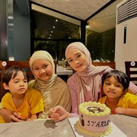 Berfoto di depan kue ulang tahun, Inara mengungkapkan Starla Rhea Idola Virgoun kini merayakan ulang tahun ke-9. 9 tahun sudah Allah mengizinkan km menghirup udara bumiNya, Barakallah fii umrik, berkah selalu sisa usiamu, Starla Rhea Idola ku 🤲🏻Mommy loves you forever 🤗 @starlaidola, tulis Inara.Foto: Dok. Instagram @mommy_starla.