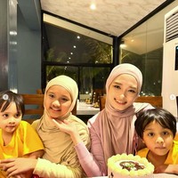 Melalui akun Instagram Story, Inara Rusli mengunggah video sedang merayakan ulang tahun anaknya, Starla Rhea Idola Virgoun di Pantai Indak Kapuk (PIK). Inara mengenakan hijab pashmina instan warna pastel pink. Sedangkan Starla memakai hijab pashmina jersey warna nude. Foto: Dok. Instagram @mommy_starla.