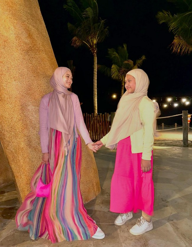 Warganet juga mengatakan Inara dan Starla bak kakak beradik karena postur Starla yang semakin tinggi hampir setara dengan ibunya. Inara dan adik2nyaaa, ujar akun @nafilahaziz. Kayak adik kakak 😍, puji akun @nindapritasari. Adik kakak 🔥❤️, ujar akun @lailatul_0412. Foto: Dok. Instagram @mommy_starla.