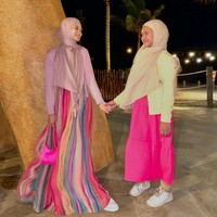 Warganet juga mengatakan Inara dan Starla bak kakak beradik karena postur Starla yang semakin tinggi hampir setara dengan ibunya. Inara dan adik2nyaaa, ujar akun @nafilahaziz. Kayak adik kakak 😍, puji akun @nindapritasari. Adik kakak 🔥❤️, ujar akun @lailatul_0412. Foto: Dok. Instagram @mommy_starla.