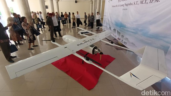 Guru Besar Fakultas Teknik UGM yang baru saja dikukuhkan, Prof. Dr. Ir. Gesang Nugroho, ST., MT., IPM, dan pesawat nirawak yang dikembangkannya untuk surveilans saat ditemui Selasa (21/5/2024).