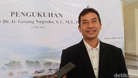 Prof. Dr. Ir. Gesang Nugroho, ST., MT., IPM. dikukuhkan sebagai Guru Besar Fakultas Teknik UGM Jogja pasca penelitian dan menciptakan pesawat nirawak bernama Palapa S1 dan Palapa S2. Foto: Dwi Agus/detikJogja