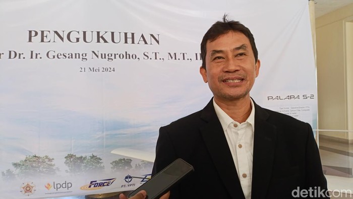 Guru besar UGM Guru Besar Fakultas Teknik UGM yang baru saja dikukuhkan, Prof. Dr. Ir. Gesang Nugroho, ST., MT., IPM, dan pesawat nirawak yang dikembangkannya untuk surveilans saat ditemui Selasa (21/5/2024).