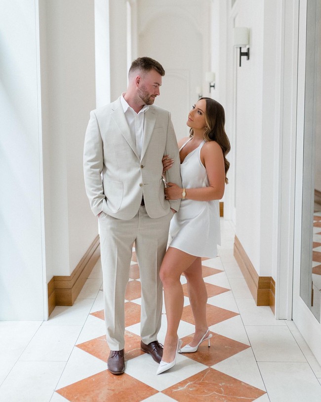 Di Instagram, Hailie membagikan ungkap bahagianya menikahi. Terbangun sebagai istri minggu ini. Kami tidak bisa meminta perayaan yang lebih baik, lebih indah. Banyak tangisan bahagia, tawa, dan senyuman, dan banyak cinta yang kami rasakan. Evan dan aku merasa bersyukur untuk keluarga dan teman yang datang dari jauh untuk mendukung dan menjadi bagian dari babak baru hidup kami sebagai suami dan istri, tulisnya. Foto: Instagram Hailie Jade