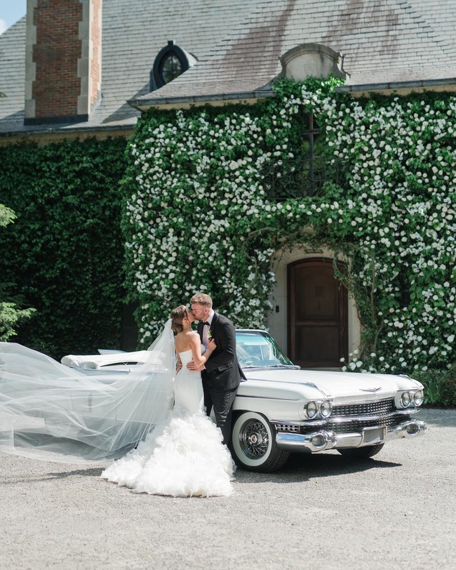 Wanita 28 tahun tersebut tidak membagikan potretnya bersama sang ayah di hari pernikahan. Namun berdasarkan laporan TMZ, Eminem terlihat mengenakan setelan jas hitam di sana dan berdansa dengan putri pertamanya yang menjadi salah satu highlight dalam acara. Sebelum Hailie, Eminem lebih dulu menikahkan putri angkatnya, Alaina Mathers. Foto: Instagram Hailie Jade