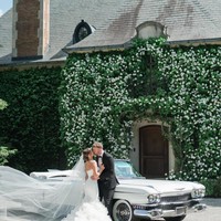 Wanita 28 tahun tersebut tidak membagikan potretnya bersama sang ayah di hari pernikahan. Namun berdasarkan laporan TMZ, Eminem terlihat mengenakan setelan jas hitam di sana dan berdansa dengan putri pertamanya yang menjadi salah satu highlight dalam acara. Sebelum Hailie, Eminem lebih dulu menikahkan putri angkatnya, Alaina Mathers. Foto: Instagram Hailie Jade