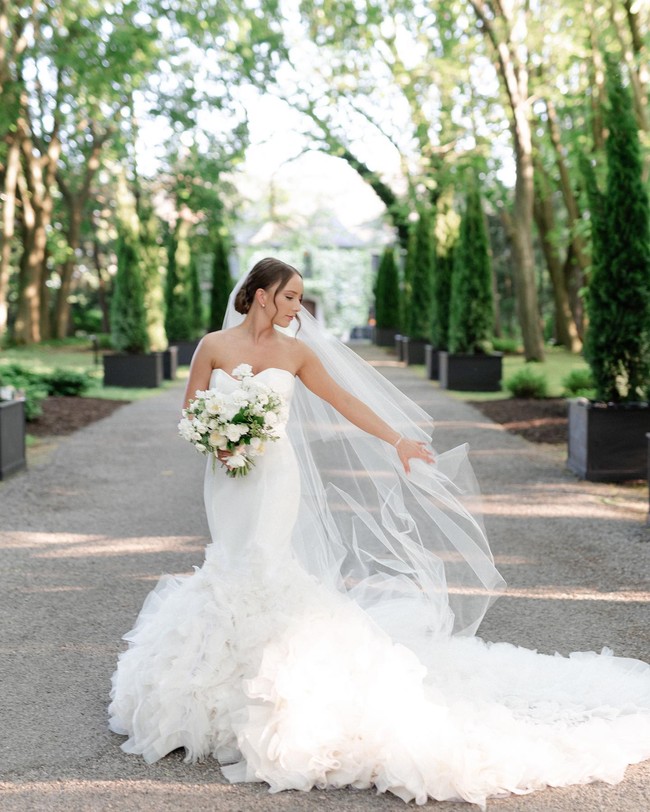 Dalam foto yang dibagikan, Hailie terlihat menawan dengan gaun putih berpotongan mermaid dengan ekor tulle yang menjuntai. Foto: Instagram Hailie Jade