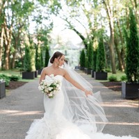 Dalam foto yang dibagikan, Hailie terlihat menawan dengan gaun putih berpotongan mermaid dengan ekor tulle yang menjuntai. Foto: Instagram Hailie Jade