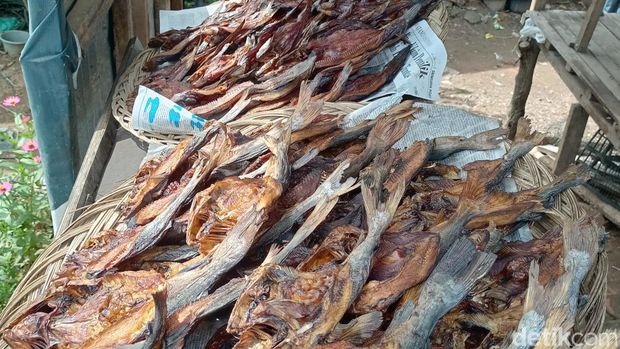 Ikan salai yang dijual Sri Indrawati di Palembang.