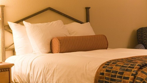 Ilustrasi guling di hotel