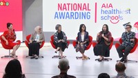 Chief Marketing Officer AIA, Kathryn Parapak (dua kanan) tengah menjelaskan proses penjurian. Program AIA Healthiest School Competition yang juga didukung oleh Kemendikbudristek RI ini telah diikuti oleh 145 sekolah kategori SD dan SMP dengan project yang terkumpul telah dikurasi dan dinilai oleh juri-juri profesional yang ahli di bidangnya.