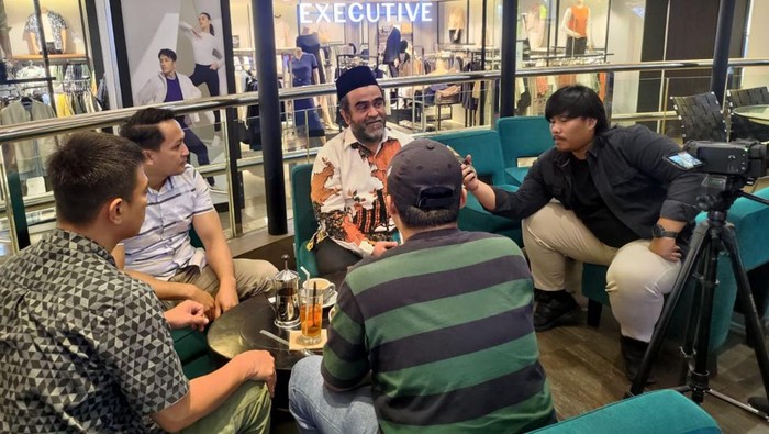 Inisiator GNK Habib Syakur Soroti Aksi 21 Mei Inisiator Gerakan Nurani Kebangsaan (GNK) Habib Syakur Ali Mahdi Al Hamid bicara isu pemakzulan Presiden Jokowi. Menurutnya masyarakat telah cerdas.