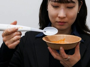 Keren! Sendok Rp 2 Juta Ini Bisa Beri Rasa Asin Makanan Tanpa Garam