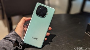 Unit iQOO Z9 yang disediakan untuk detikINET hadir dalam warna Breeze Green dengan nuansa hijau muda yang menyegarkan. Foto: Virgina Maulita Putri/detikINET