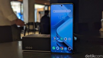 Layar iQOO Z9 diklaim memiliki tingkat kecerahan puncak hingga 4.500 nits. Foto: Virgina Maulita Putri/detikINET
