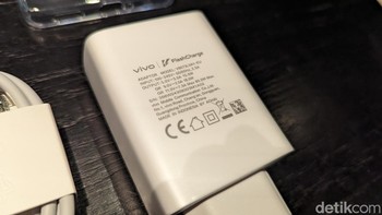 Di dalam paket penjualannya tersedia charger 80W untuk mengisi ulang baterai berkapasitas 6.000 mAh. Foto: Virgina Maulita Putri/detikINET