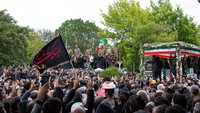 Pelayat Penuhi Jalanan Iran Saat Prosesi Pemakaman Ebrahim Raisi