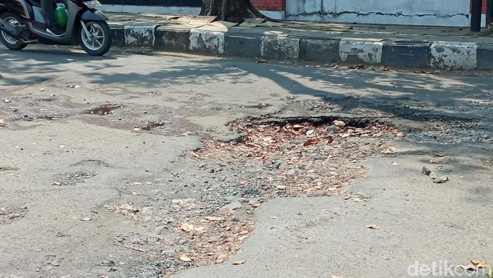Jalan rusak di kawasan Bima Kota Cirebon.