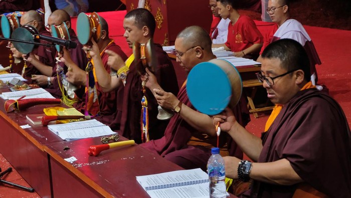 Umat Buddha memainkan alat musik tradisional Tibet saat Doa Aspirasi Agung di Taman Aksobya kompleks Candi Borobudur, Magelang, Jawa Tengah, Senin (20/5/2024). Doa bersama dalam rangkaian hari raya Tri Suci Waisak 2568 BE/ 2024 oleh umat Buddha dari Singapura, Malaysia, Hongkong, Taiwan dan Indonesia tersebut untuk perdamaian di Palestina dan keharmoniasan di seluruh dunia. ANTARA FOTO/Anis Efizudin/Spt.