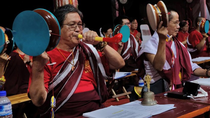 Jelang Waisak, Umat Buddha Gelar Doa untuk Perdamaian Palestina Umat Buddha memainkan alat musik tradisional Tibet saat Doa Aspirasi Agung di Taman Aksobya kompleks Candi Borobudur, Magelang, Jawa Tengah, Senin (20/5/2024). Doa bersama dalam rangkaian hari raya Tri Suci Waisak 2568 BE/ 2024 oleh umat Buddha dari Singapura, Malaysia, Hongkong, Taiwan dan Indonesia tersebut untuk perdamaian di Palestina dan keharmoniasan di seluruh dunia. ANTARA FOTO/Anis Efizudin/Spt.