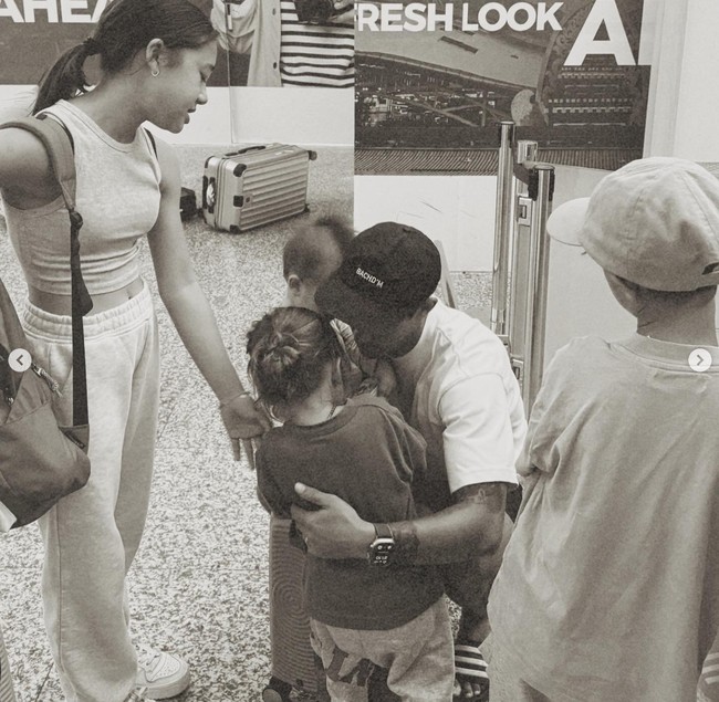 Meski tak ikut berlibur bersama keluarganya namun Irfan terlihat ikut mengantar istri dan 4 anaknya itu ke bandara. Dalam foto terlihat Irfan memeluk dua putranya yang masih kecil. Foto: Instagram/@jenniferbachdim