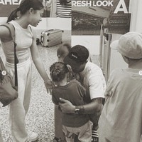 Meski tak ikut berlibur bersama keluarganya namun Irfan terlihat ikut mengantar istri dan 4 anaknya itu ke bandara. Dalam foto terlihat Irfan memeluk dua putranya yang masih kecil. Foto: Instagram/@jenniferbachdim