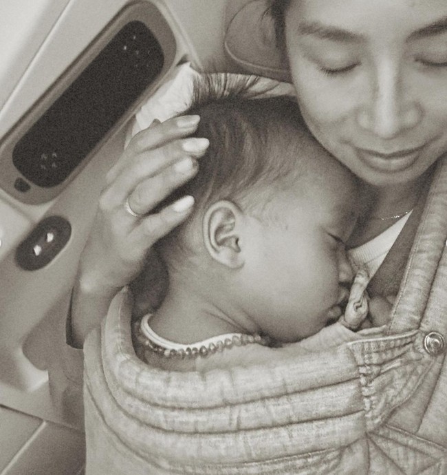 Membawa keempat anak yang masih kecil untuk pergi bersama tentu bukan hal mudah. Anak-anaknya itu sempat tantrum saat berada di dalam pesawat. “Beberapa tantrum, saat Kiyoji tidur, Baby Kiro terbangun dan begitu sebaliknya,” ungkap wanita 37 tahun itu dalam keterangan unggahannya. Foto: Instagram/@jenniferbachdim