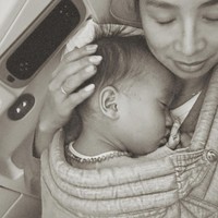 Membawa keempat anak yang masih kecil untuk pergi bersama tentu bukan hal mudah. Anak-anaknya itu sempat tantrum saat berada di dalam pesawat. “Beberapa tantrum, saat Kiyoji tidur, Baby Kiro terbangun dan begitu sebaliknya,” ungkap wanita 37 tahun itu dalam keterangan unggahannya. Foto: Instagram/@jenniferbachdim