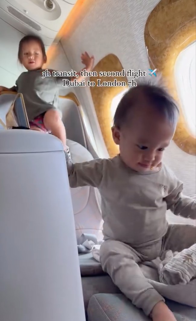 Meski duduk di kelas bisnis namun Jennifer juga mengaku tak bisa bersantai karena harus momong keempat anaknya. Bahkan Jennifer mengatakan jika dirinya lebih banyak duduk di lantai karena kursinya justru lebih dikuasai oleh anak-anaknya. Foto: Instagram/@jenniferbachdim