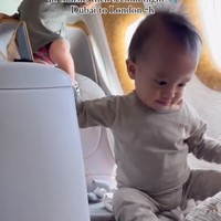 Meski duduk di kelas bisnis namun Jennifer juga mengaku tak bisa bersantai karena harus momong keempat anaknya. Bahkan Jennifer mengatakan jika dirinya lebih banyak duduk di lantai karena kursinya justru lebih dikuasai oleh anak-anaknya. Foto: Instagram/@jenniferbachdim