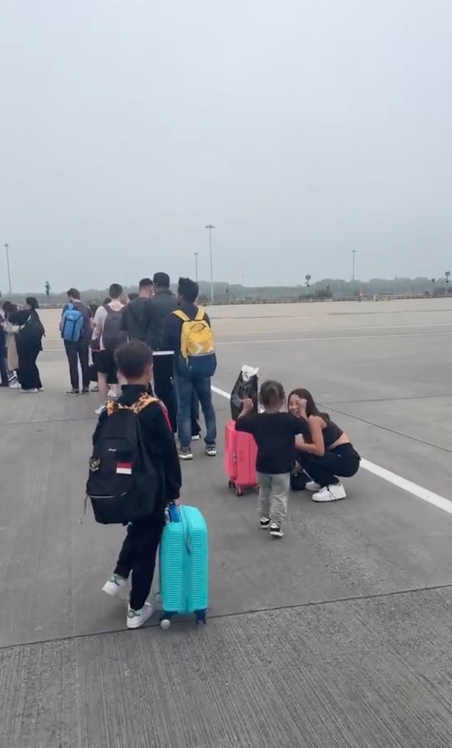 Perjalanan pertama ditempuh dalam waktu 9 jam dari Bali menuju Dubai. Setelah transit di Dubai Jennifer dan keempat anaknya itu kembali menempuh perjalanan selama 7 jam dengan pesawat menuju London. Keesokan harinya Jennifer dan 4 anaknya kembali melanjutkan perjalanan ke Lisbon selama 3,5 jam menaiki pesawat. Foto: Instagram/@jenniferbachdim