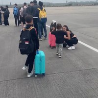 Perjalanan pertama ditempuh dalam waktu 9 jam dari Bali menuju Dubai. Setelah transit di Dubai Jennifer dan keempat anaknya itu kembali menempuh perjalanan selama 7 jam dengan pesawat menuju London. Keesokan harinya Jennifer dan 4 anaknya kembali melanjutkan perjalanan ke Lisbon selama 3,5 jam menaiki pesawat. Foto: Instagram/@jenniferbachdim