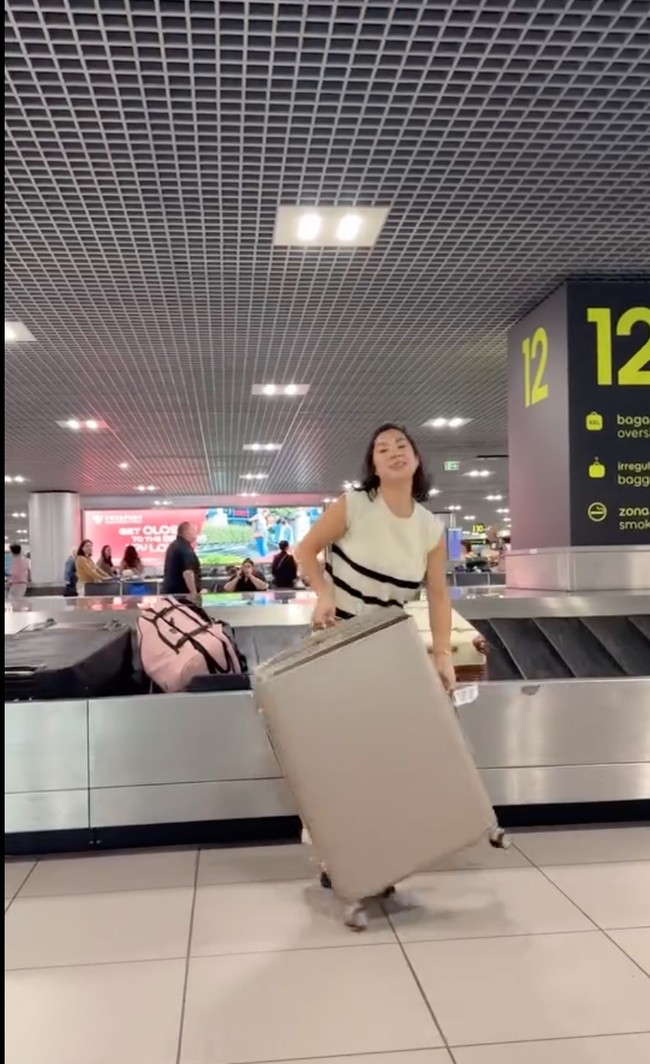 Dalam video yang diunggah ke akun Instagram pribadinya juga terlihat Jennifer yang membawa dan mengangkat beberapa koper berukuran cukup besar sendiri. Tak heran jika dirinya kerap dapat julukan super mom. Foto: Instagram/@jenniferbachdim