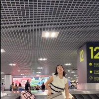 Dalam video yang diunggah ke akun Instagram pribadinya juga terlihat Jennifer yang membawa dan mengangkat beberapa koper berukuran cukup besar sendiri. Tak heran jika dirinya kerap dapat julukan super mom. Foto: Instagram/@jenniferbachdim