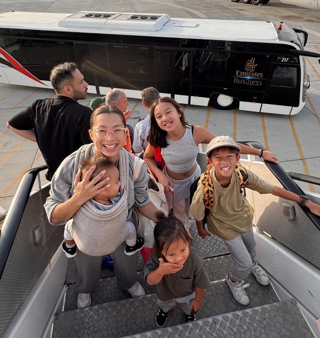 Melalui akun Instagram pribadi Jennifer Bachdim membagikan keseruannya saat mengajak keempat anaknya berlibur tanpa mengajak serta suaminya, Irfan Bachdim. Dari keterangan unggahannya diketahui Jennifer dan keempat anaknya itu bertolak dari Bali ke Eropa.Foto: Instagram/@jenniferbachdim