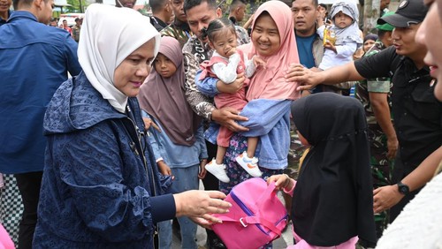 Jokowi dan Iriana meninjau langsung lokasi dan korban terdampak banjir bandang di Sumbar.