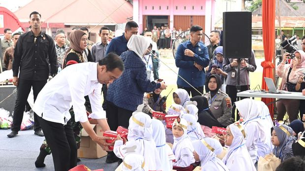Jokowi dan Iriana meninjau langsung lokasi dan korban terdampak banjir bandang di Sumbar.