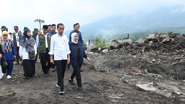 Jokowi dan Iriana meninjau langsung lokasi dan korban terdampak banjir bandang di Sumbar.