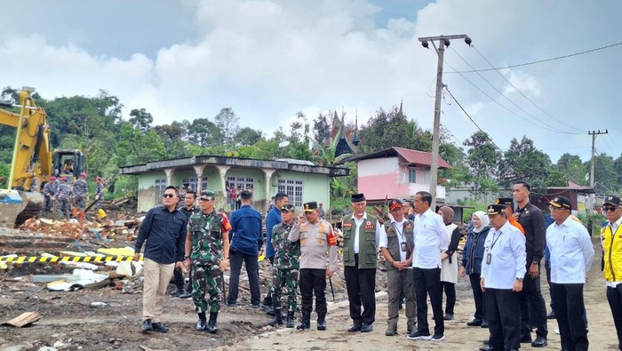 Jokowi usai meninjau lokasi dan korban banjir bandang, di Posko Pengungsian Batu Taba, Kabupaten Agam, Sumatera Barat (Sumbar), Selasa (23/5/2024).