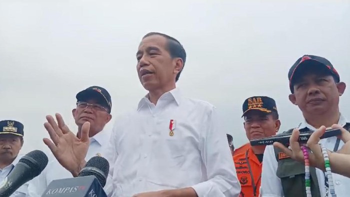 Jokowi usai meninjau lokasi dan korban banjir bandang, di Posko Pengungsian Batu Taba, Kabupaten Agam, Sumatera Barat (Sumbar), Selasa (23/5/2024).