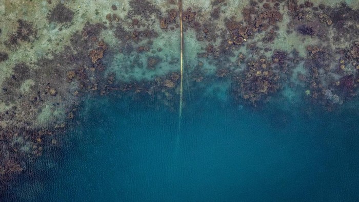Kabar Lara dari Cagar Biosfer Dunia Karimunjawa Foto udara pipa inlet penyedot air laut untuk mengairi tambak udang yang beroperasi di Karimunjawa, Kabupaten Jepara, Jawa Tengah, Rabu (17/4/2024). ANTARA FOTO/AJI STYAWAN